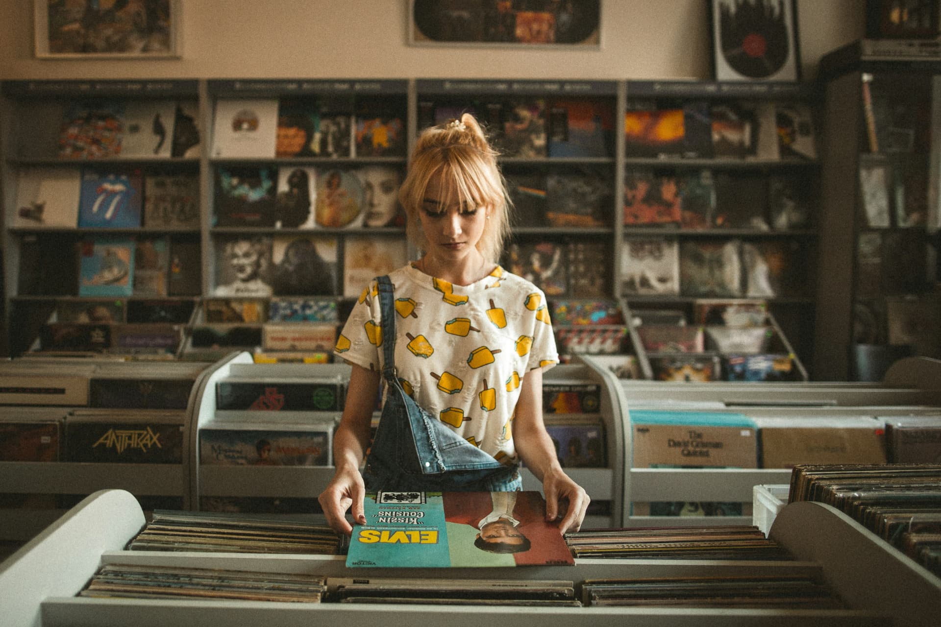 Mujer buscando vinilos en una tienda de discos